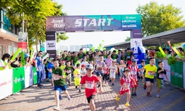 Gần 800 nhân viên ngân hàng phủ xanh đường chạy thủ đô