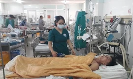 Bệnh nhân Nguyễn Văn Nhật được truyền gần 5 lít bia để giải ngộ độc rượu. Ảnh: NV