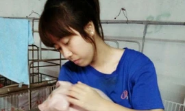 Cô bạn đang chăm sóc những chú lợn con 