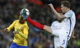 Stones và hàng thủ Anh đứng vững trước các đợt tấn công của Brazil. Ảnh: Reuters
