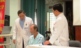 Ông T. bị hóc xương hơn 10 ngày nhưng bệnh viện địa phương khám không phát hiện.