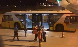 Xe hộ tống Suchilin rời khỏi máy bay. Ảnh: CEN.