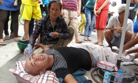 Ông Trương Văn Dũng, vừa lăn lộn dưới đường vừa luôn miệng quát tháo, nói nhảm.