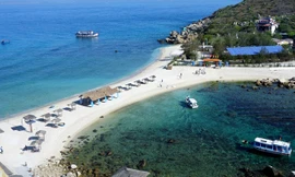 Bãi tắm đôi ở Hòn Nội