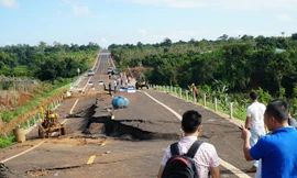 Đoạn đường tránh vừa làm xong đã nứt toác, sụt lún nghiêm trọng