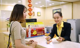 Khách hàng gửi tiết kiệm và tham gia chương trình khuyến mãi “Cùng Nam A Bank đón xuân tài lộc”.