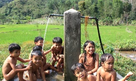 Trẻ em xã A Nông vui tắm nước sạch