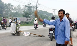 Người dân đứng đường báo quốc lộ trơn trượt