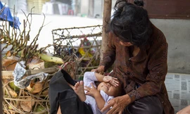 'Bà ăn xin bên cháu bé 2 tuổi'-Sự thật nhói lòng