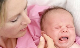 Thay vì dỗ dành, nên để trẻ khóc đêm tự nín