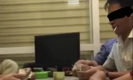 4 cán bộ sát phạt nhau trên chiếu bạc tại trụ sở cơ quan. Ảnh cắt từ video clip.