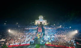 Hàng nghìn người đổ về dự lễ Đàn Kính Thiên. Ảnh: Trường Chung