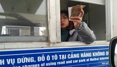 Bộ Giao thông Vận tải đang phối hợp với Bộ Tài chính rà soát lại việc thu giá dịch vụ sân, đường các sân bay.