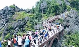 Hàng nghìn người đi trên công trình không phép. Ảnh: Minh Đức