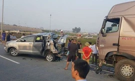 Hiện trường vụ xe container đâm xe Inova.