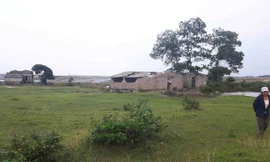 Nhiều hộ dân vẫn sống dưới lòng hồ Thường Xung.