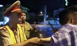 'Thúc cùi chỏ' làm CSGT té ngã, có thể xử tù người tung clip?