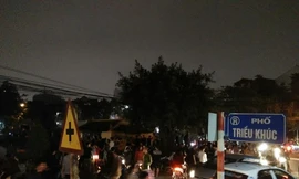 Người dân hiếu kỳ tại khu vực hiện trường. Ảnh: Đ.H