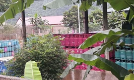 Khuôn viên của trạm chiết nạp gas bản Bun chứa nhiều vỏ gas của nhiều hãng khác nhau. Ảnh: M.Đ