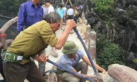 Từ hôm nay (30/3), công ty CP Du lịch Tràng An – đơn vị xây dựng công trình “khủng” trái phép trong di sản Tràng An, bắt đầu phá dỡ gần 1.000 bậc bê tông được xây dựng tại núi Cái Hạ, xã Trường Yên, Hoa Lư, Ninh Bình nằm trong vùng lõi di sản Tràng An. 