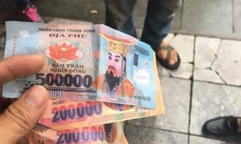 Dùng tiền âm phủ để giao dịch.