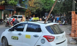 Chiếc taxi bị thanh sắt xuyên thủng.