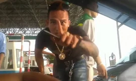 Nam thanh niên vạch "của quý" dằn mặt nữ hành khách. Ảnh cắt từ video clip.