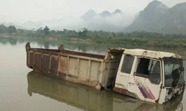 Tài sản của dân bất ngờ bị nhấn chìm trong nước. Ảnh: Đ.H