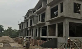 Công trình bị đình chỉ vẫn nhộp nhịp thi công. Ảnh: M.Đ