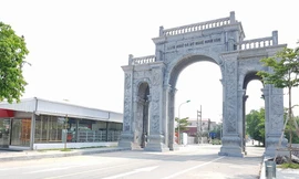 Cổng làng 11 tỷ gây xôn xao dư luận. Ảnh: M.Đ