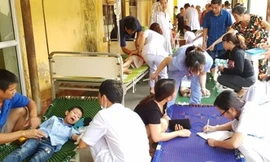 Hàng trăm học sinh nhập viện sau bữa ăn trưa. Ảnh: NT