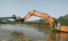 Máy xúc, ô tô chìm trong nước sau khi thuỷ điện Cẩm Thuỷ 1 đóng đập tích nước. Ảnh: Đ.H