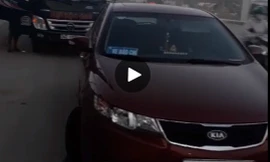 Xe gắn đèn ưu tiên, dán logo báo chí. Ảnh cắt từ clip