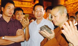 Thiên thạch mặt trăng đã được đưa về tới chùa Tam Chúc. Ảnh: TMQ