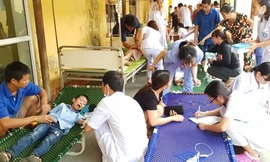 Bệnh viện phải kê thêm giường ở hành lang và sân để khám, chữa cho học sinh. Ảnh: NT
