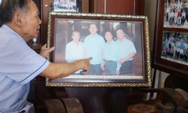 Thầy Lê Kim Toàn hổi tưởng về học sinh ưu tú của mình. Ảnh: Thanh Huyền