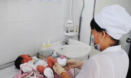 Các xét nghiệm và giám định nhiễm sắc thể sẽ biết được từ sớm việc lưỡng tính ở trẻ Ảnh: L.N