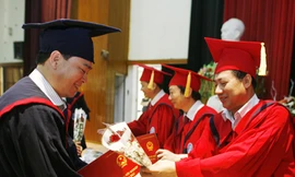 Hà Nội: Trao bằng cử nhân cho SV hệ ĐH từ xa