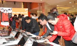 Khách hàng chen nhau 'săn vé giá rẻ'