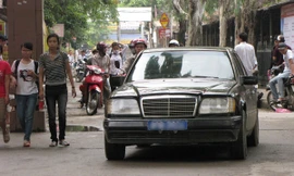 Xe biển xanh cũng đưa con đi thi tại ĐH Hà Nội. Ảnh: Trường Phong