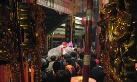 Năm nay trời mưa, nên các ông ỉ được vào đình sớm hơn 1 tiếng