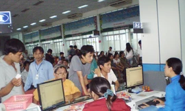 Hành khách chầu chực mua vé tàu Tết tại Ga Sài Gòn. Ảnh: LT