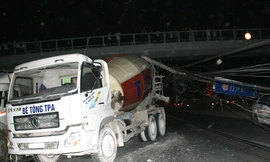 Xe ben kéo đổ năm cột điện trên phố