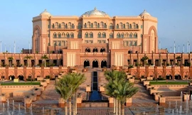 Dùng tiệc trà, ăn bánh phủ vàng tại khách sạn 8 sao ở Dubai và Abu Dhabi