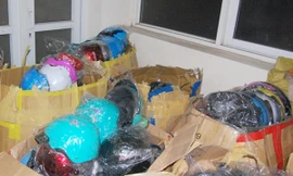 Lô hàng mũ bảo hiểm giả trên hai xe tải bị thu giữ ngày 24-3