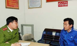 Giả danh cảnh sát hình sự, trấn lột xe khách