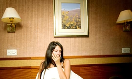 Đang ngủ với chồng vẫn bị 'trộm tình'