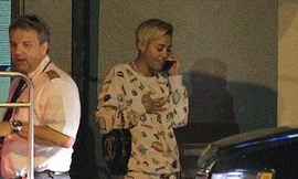 Chán gợi cảm, Miley Cyrus diện đồ ngủ lên máy bay