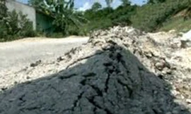 Đoạn đường chưa bàn giao đã hỏng Ảnh: D.C