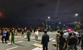 Ô tô bán tải bất ngờ đâm sau đuôi xe máy, 3 người tử vong